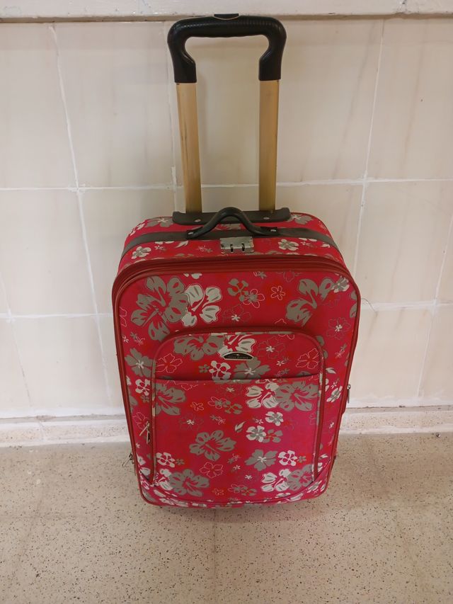 Maleta de viaje rosa con flores
