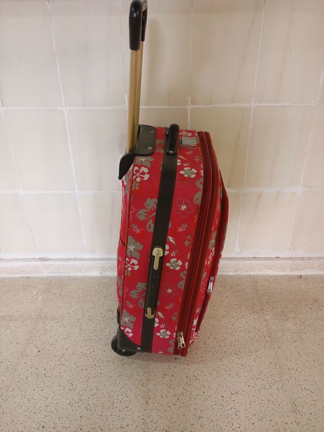 Maleta de viaje rosa con flores