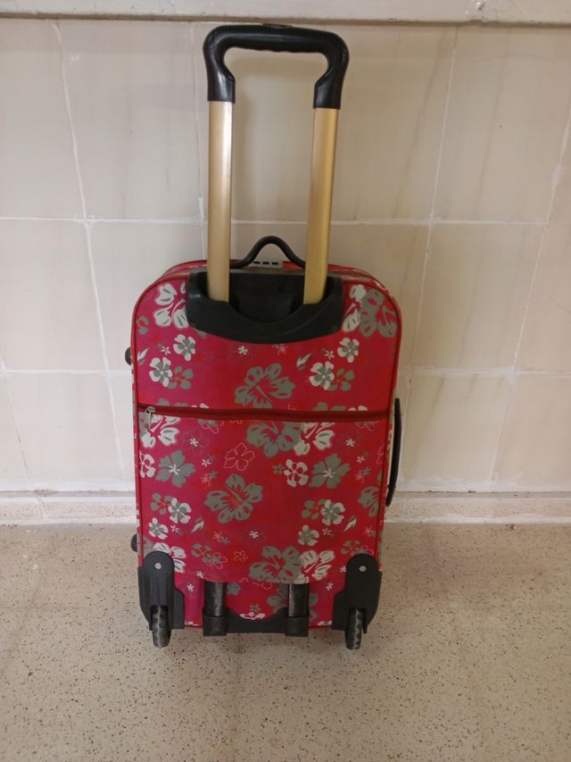 Maleta de viaje rosa con flores