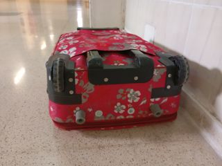 Maleta de viaje rosa con flores