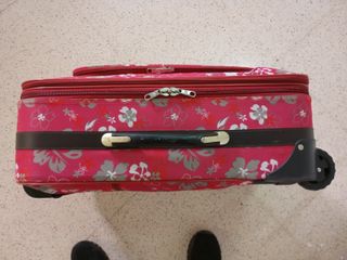 Maleta de viaje rosa con flores