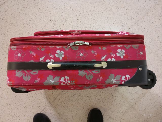 Maleta de viaje rosa con flores