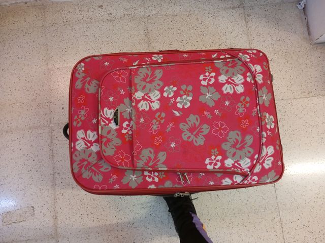 Maleta de viaje rosa con flores