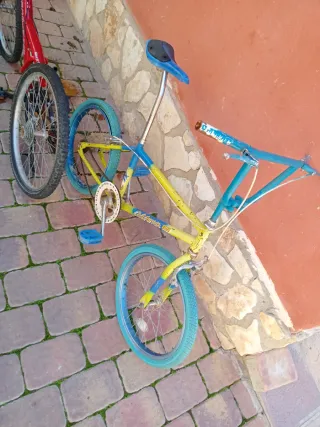 Bicicleta roja y BMX azul/amarilla