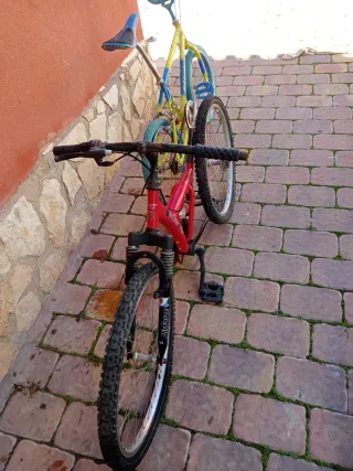 Bicicleta roja y BMX azul/amarilla