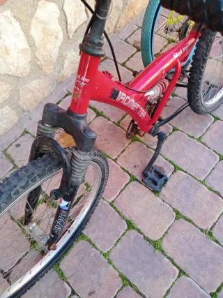 Bicicleta roja y BMX azul/amarilla