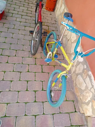 Bicicleta roja y BMX azul/amarilla