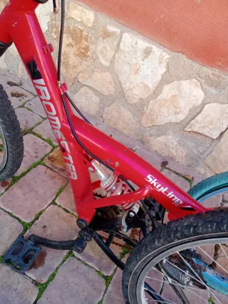 Bicicleta roja y BMX azul/amarilla