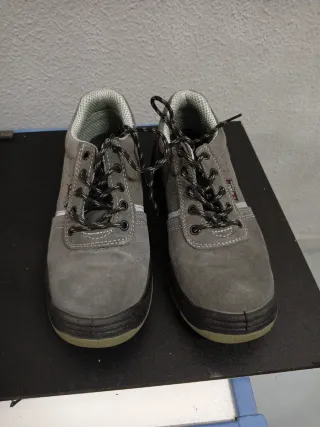 Botas de seguridad grises nuevas