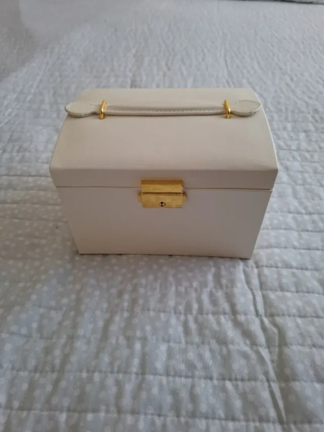 Joyero color crema sin estrenar con cierre.