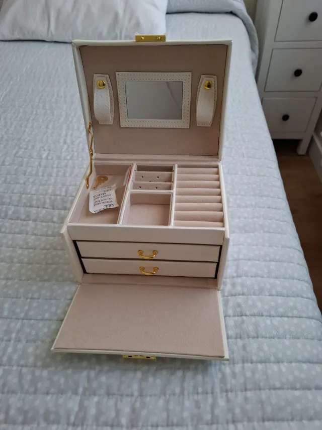 Joyero color crema sin estrenar con cierre.