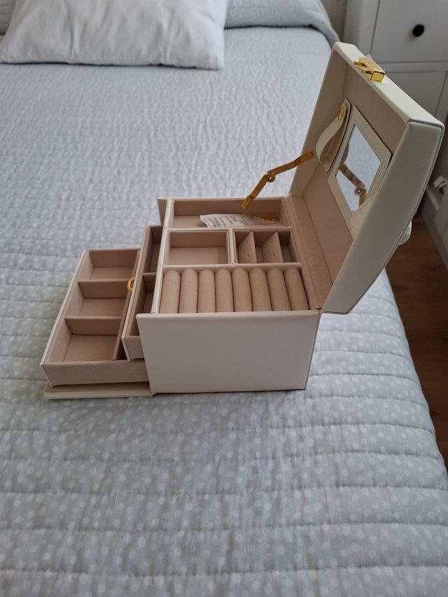 Joyero color crema sin estrenar con cierre.