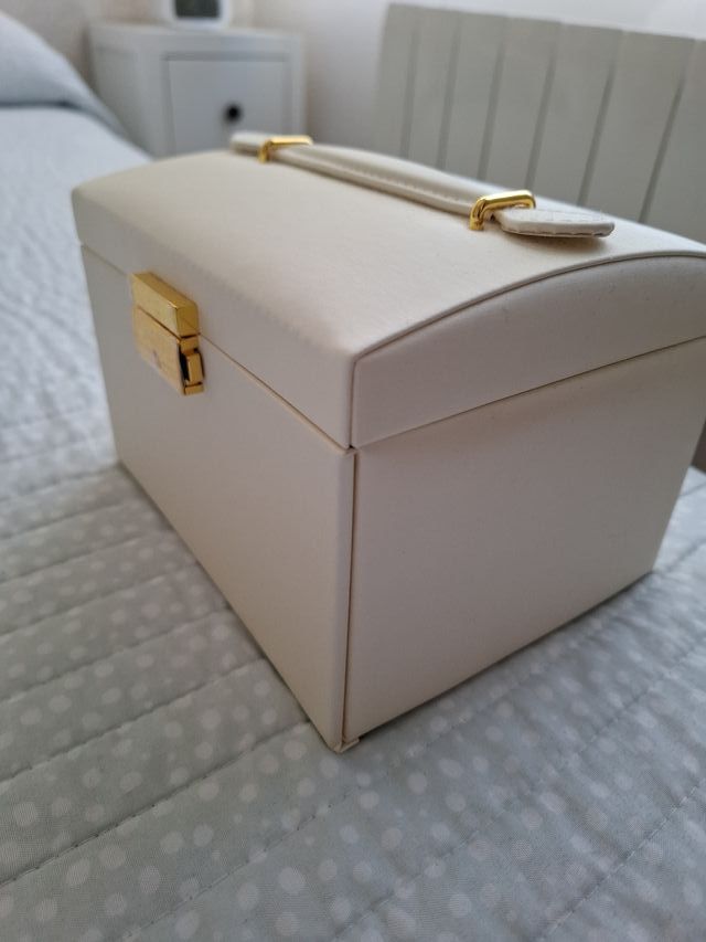 Joyero color crema sin estrenar con cierre.