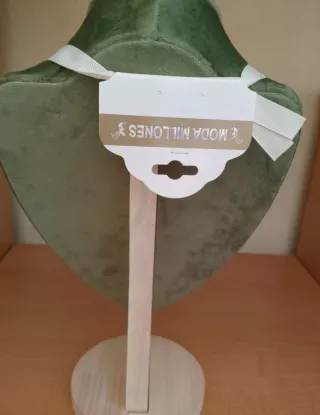 Collar pedrería blanco y plateado