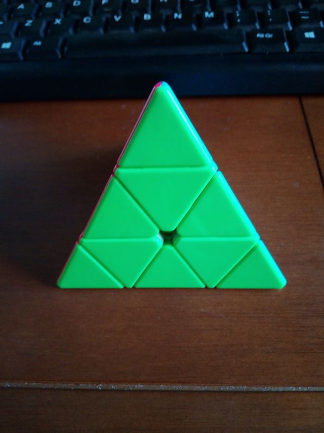 ◆NUEVO, A ESTRENAR◆  Cubo con forma de Piramide