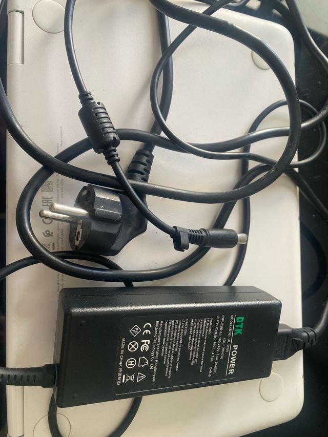 Cargador de ordenador DTK DL-90W 100-240V