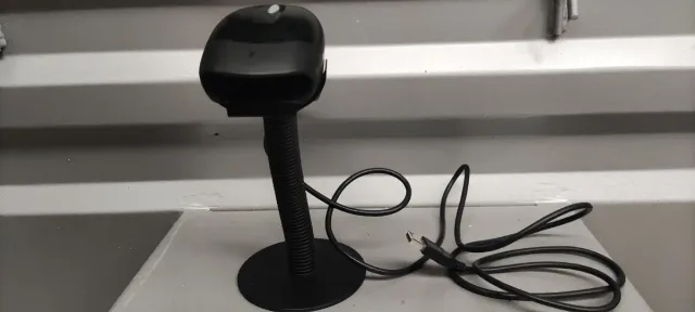 Lettore di codici a barre con supporto incluso.