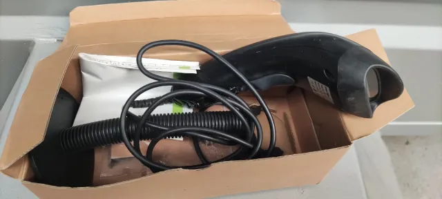 Lettore di codici a barre con supporto incluso.