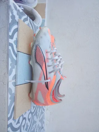 Zapatilla de fútbol naranja y blanca usadas 28dias