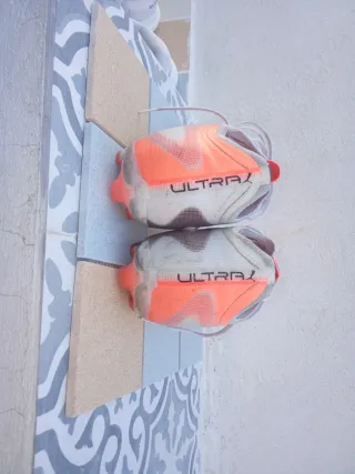 Zapatilla de fútbol naranja y blanca usadas 28dias