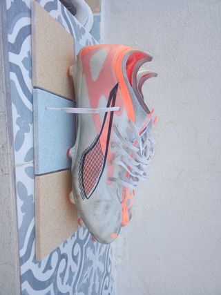 Zapatilla de fútbol naranja y blanca usadas 28dias