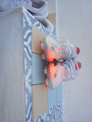 Zapatilla de fútbol naranja y blanca usadas 28dias