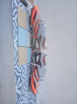 Zapatilla de fútbol naranja y blanca usadas 28dias