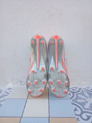 Zapatilla de fútbol naranja y blanca usadas 28dias
