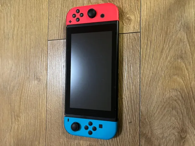 Nintendo Switch Azul/Rojo + Mando Pro
