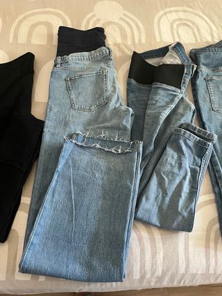 Pantalones premamá negros y vaqueros