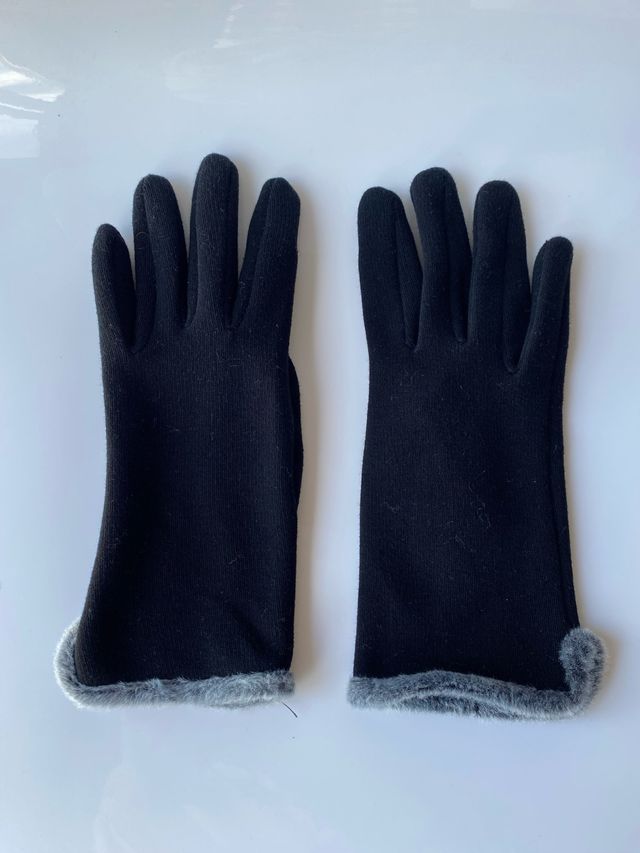 Guantes negros con detalle de pelo