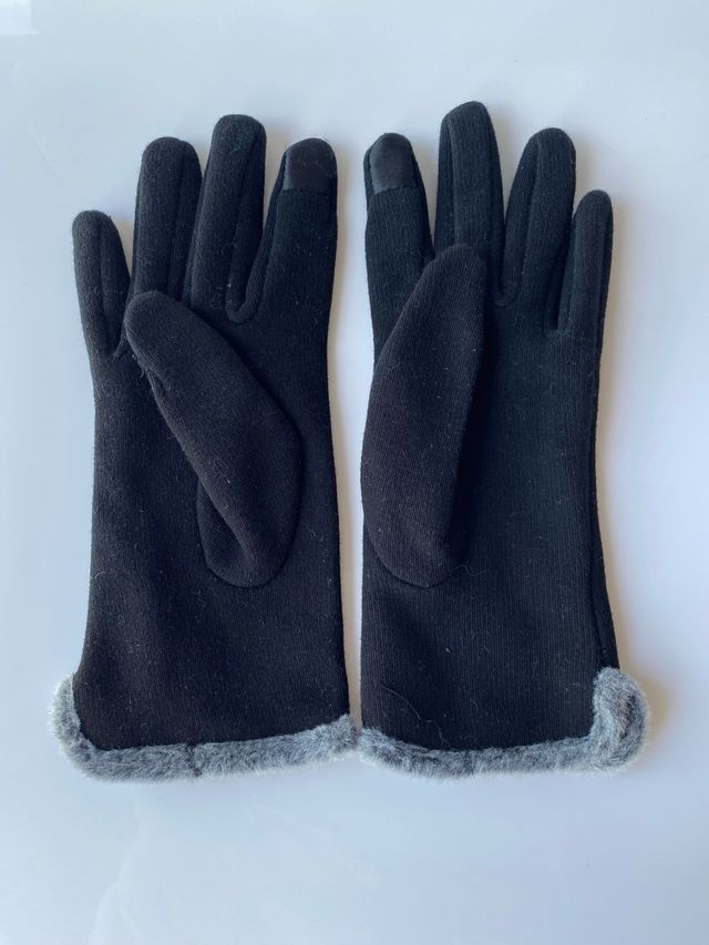 Guantes negros con detalle de pelo