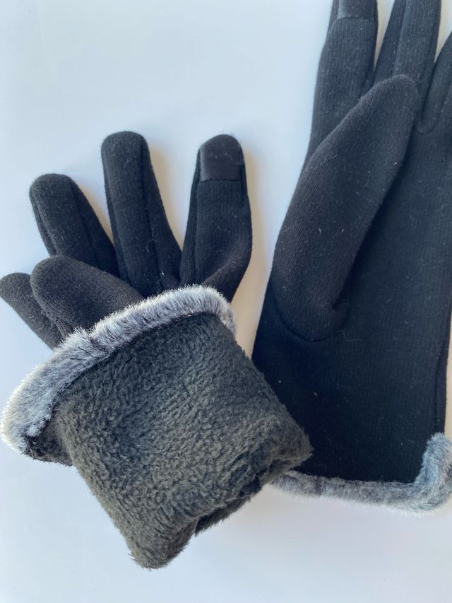 Guantes negros con detalle de pelo