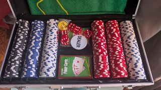 Maletín de póker con fichas y dados