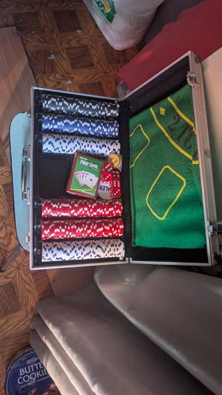 Maletín de póker con fichas y dados