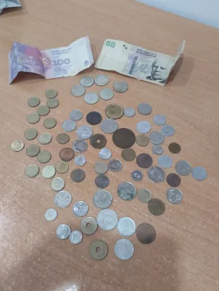 Monedas antiguas y billetes.