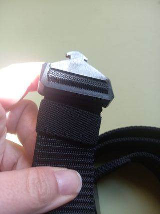 Cinghia per valigie con fibbia nera