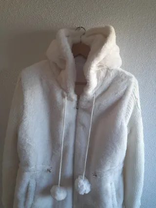 Cazadora con capucha blanca tendencia absoluta