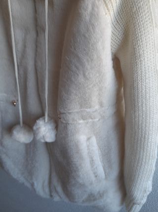 Cazadora con capucha blanca tendencia absoluta