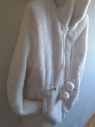 Cazadora con capucha blanca tendencia absoluta