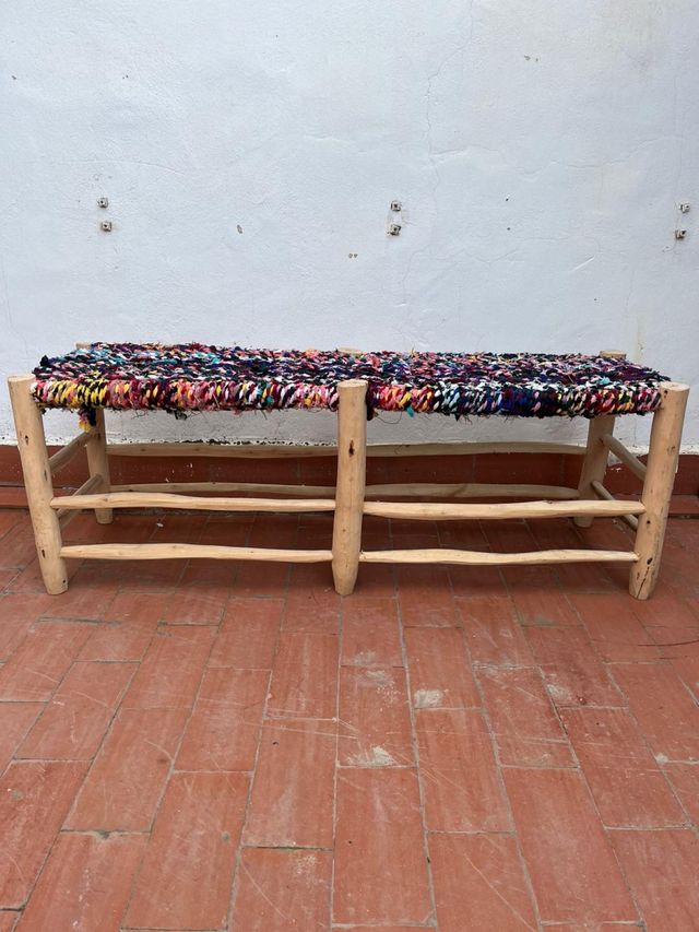Banco de madera y tela multicolor