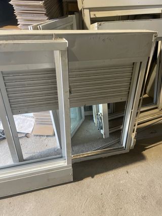 Ventanas de aluminio blancas con persiana