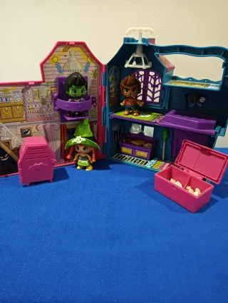 Casa de muñecas monstruosa