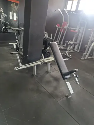 Máquina de pecho convergente aperturas