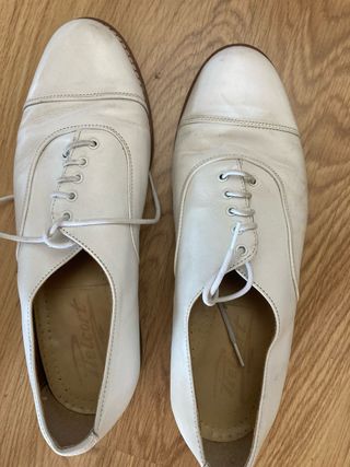Zapatos de piel blancos