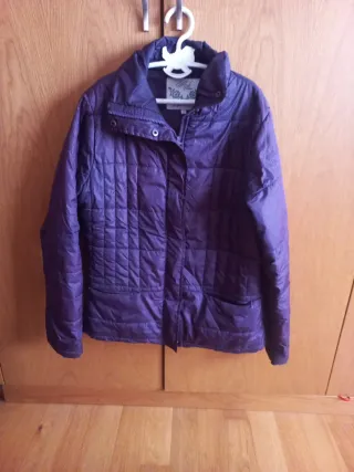 Abrigo morado acolchado