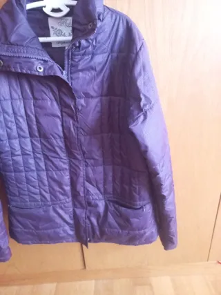 Abrigo morado acolchado