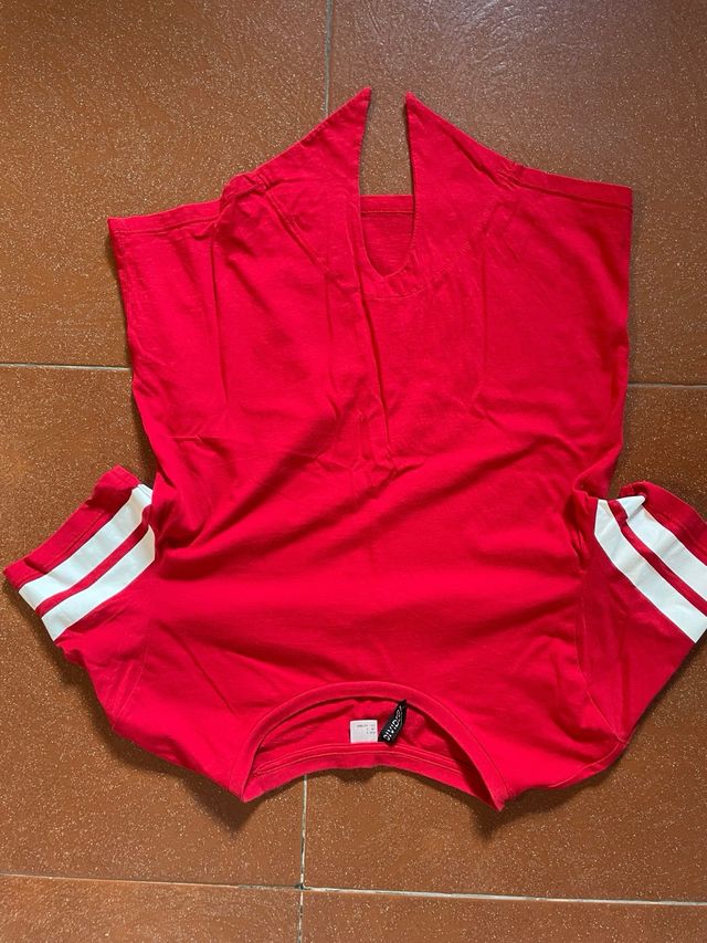 Camiseta roja corta anudada