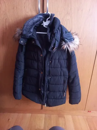 Abrigo negro con capucha y pelo