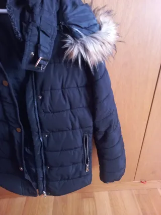 Abrigo negro con capucha y pelo